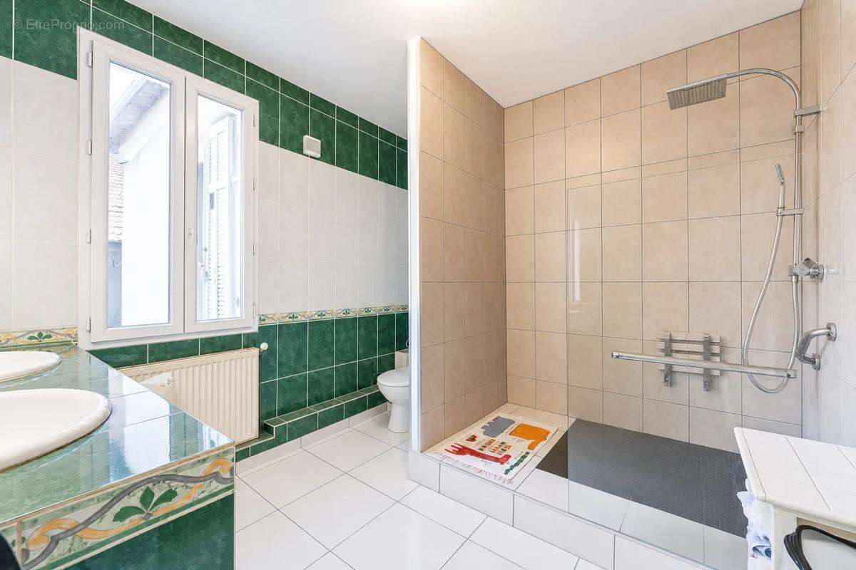 Maison de 183 m² avec dépendances - photo 11