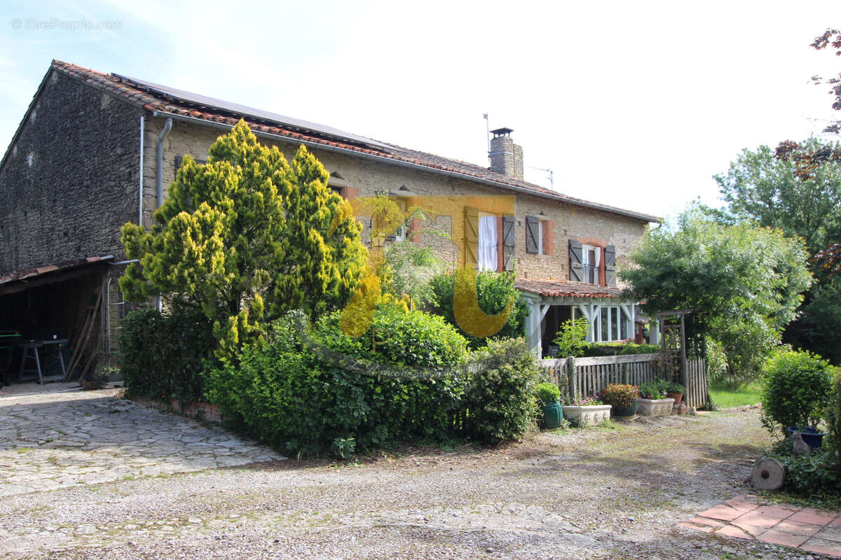 Grande maison en pierre avec piscine , intégrant un gîte 4 places - Par arboré de 2 hectares. - photo 3