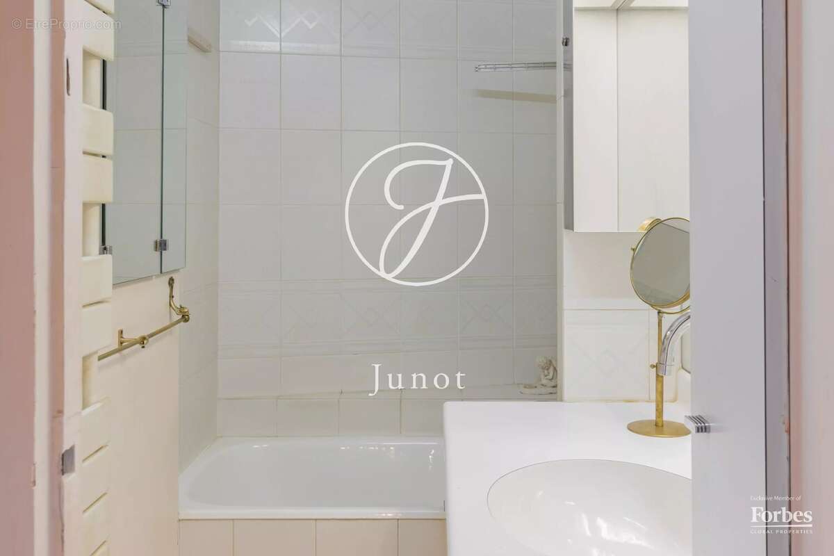 Paris 7e - HÔTEL DES INVALIDES - Appartement - 64,90m² Carrez - 65,76m² au sol - 1 chambre - Balcon - Vue dégagée sur le dôme de - photo 10