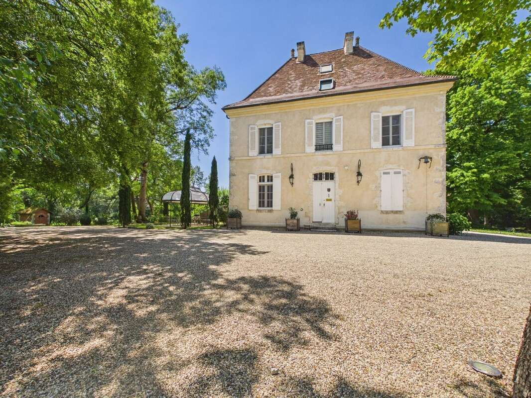 Château du XVIIIe siècle, entièrement rénové selon des normes rigoureuses et situé dans un parc arboré avec piscine et terrasses - photo 28