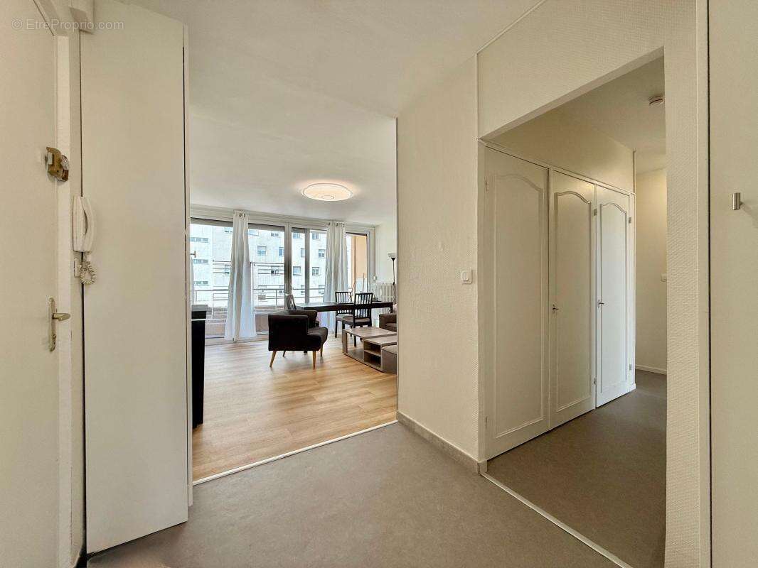 Appartement T4 Rénové avec double balcon - photo 4