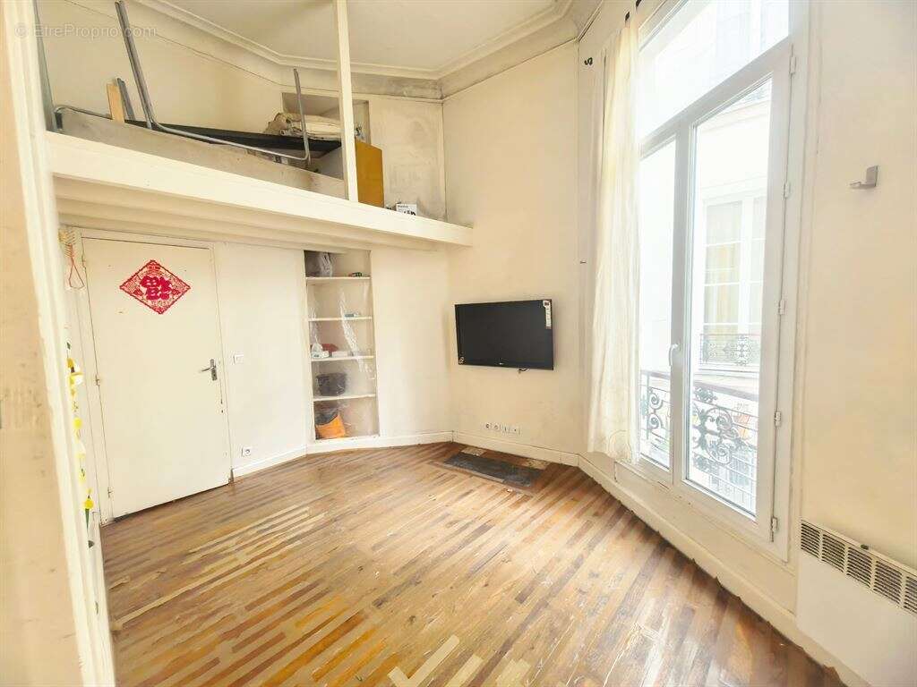 République 2 pièces belle hauteur sous plafond - photo 2