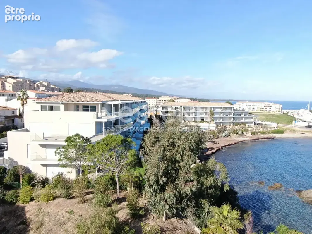Appartement 3 pièces de 74 m2 situé en bordure de mer au centre du village, à l'entrée du port. - photo 21