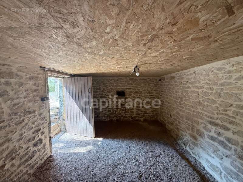 Berzé-la-Ville – Maison troglodyte avec grotte naturelle, charme brut et rénovation moderne - photo 16