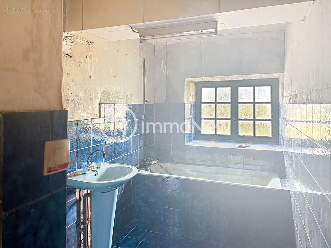 Maison en pierre a renover 100 m2 avec un terrain de 1400 m2 environ et dependances - photo 6
