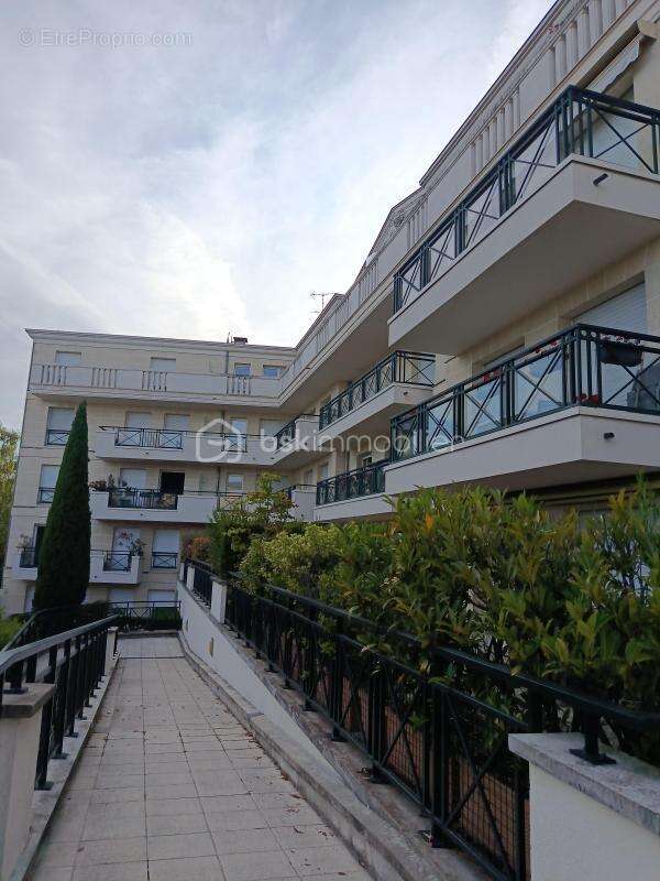 Le Plessis-Robinson – Studio avec balcon, gardien et ascenseur – Vue dégagée sur la Vallée-aux-Loups - photo 5