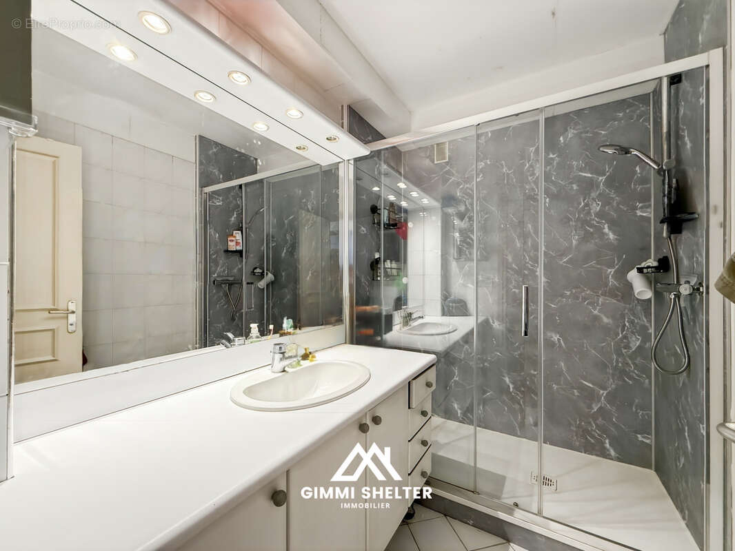 Appartement de 83 m2 vue, balcon, cave et parking, plein centre - photo 5