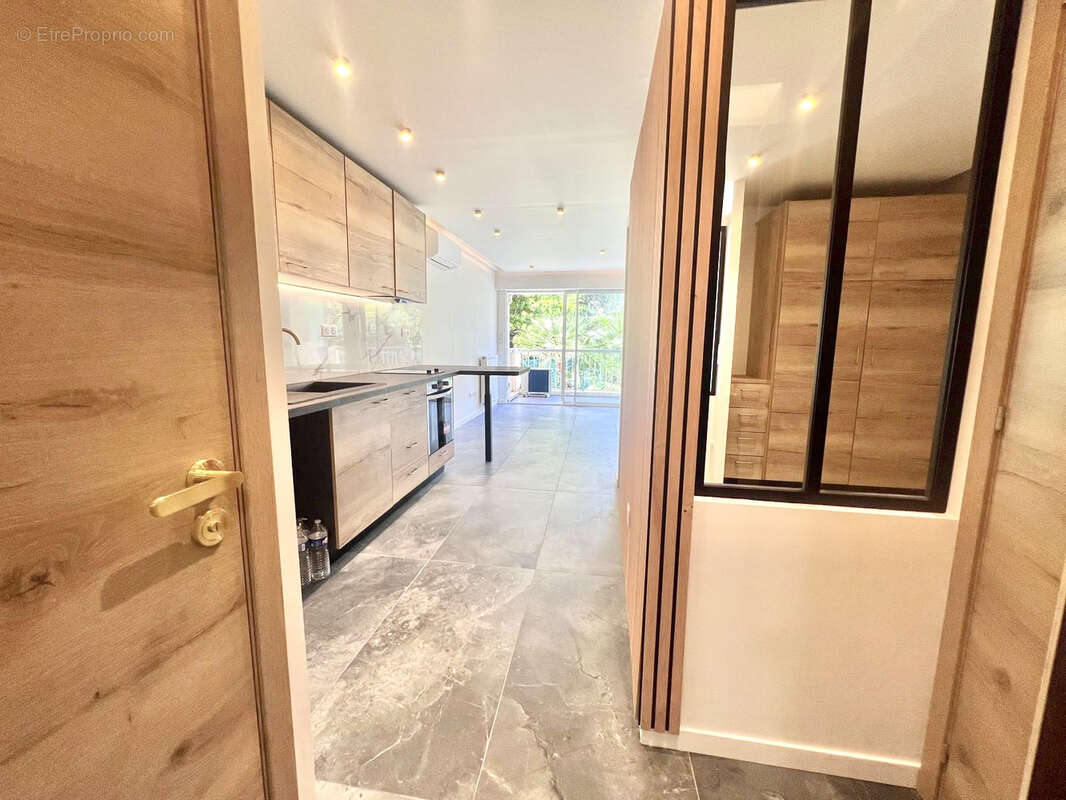 Cannes basse californie 790m de la mer appartement 35m2 refait a neuf terrasse - photo 3