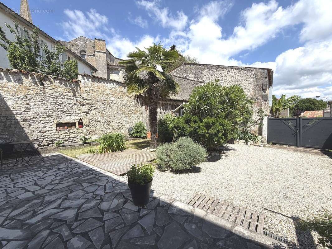 Maison à MORTAGNE-SUR-GIRONDE