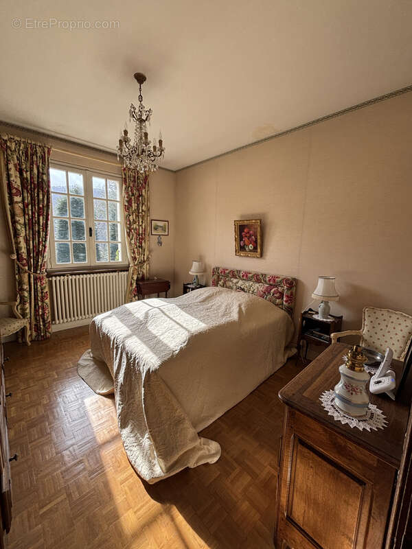 Maison à VIC-SUR-CERE