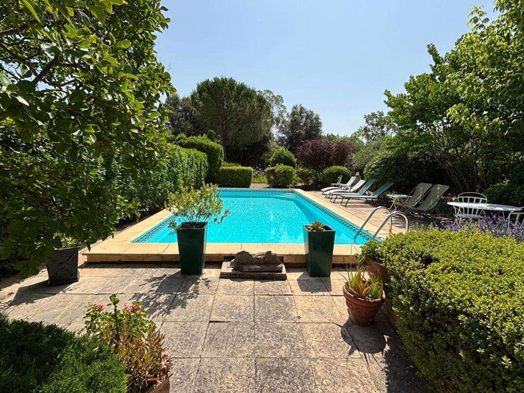 À Uzès, une maison au charme singulier dans un écrin de nature - photo 2