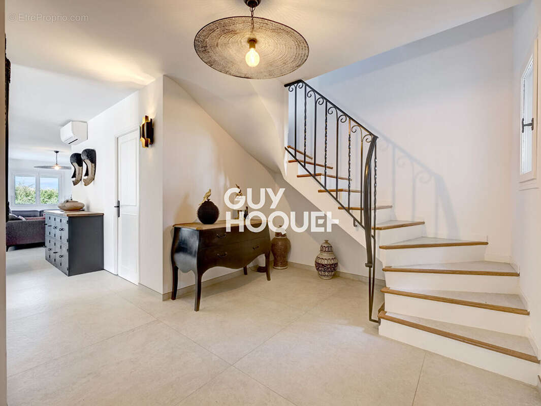 Villa rénovée avec élégance dans un quartier prisé de Mouans-Sartoux - photo 4