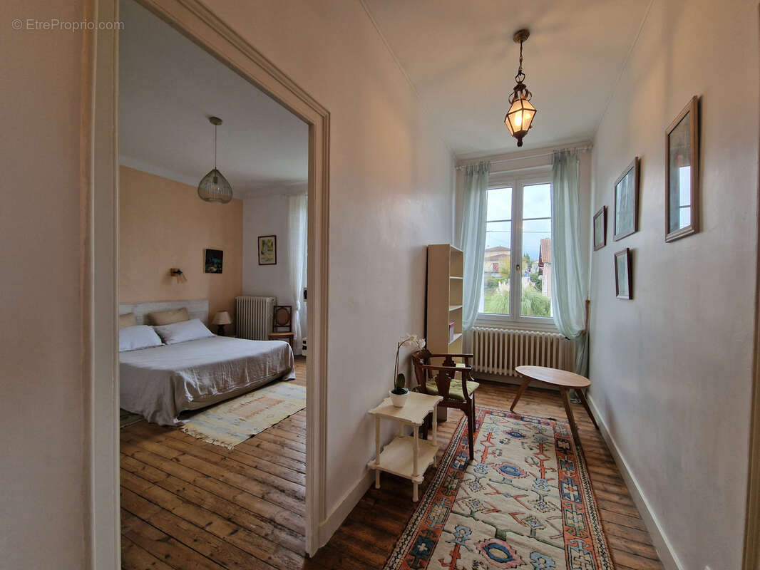 Maison à MONTMOREAU-SAINT-CYBARD