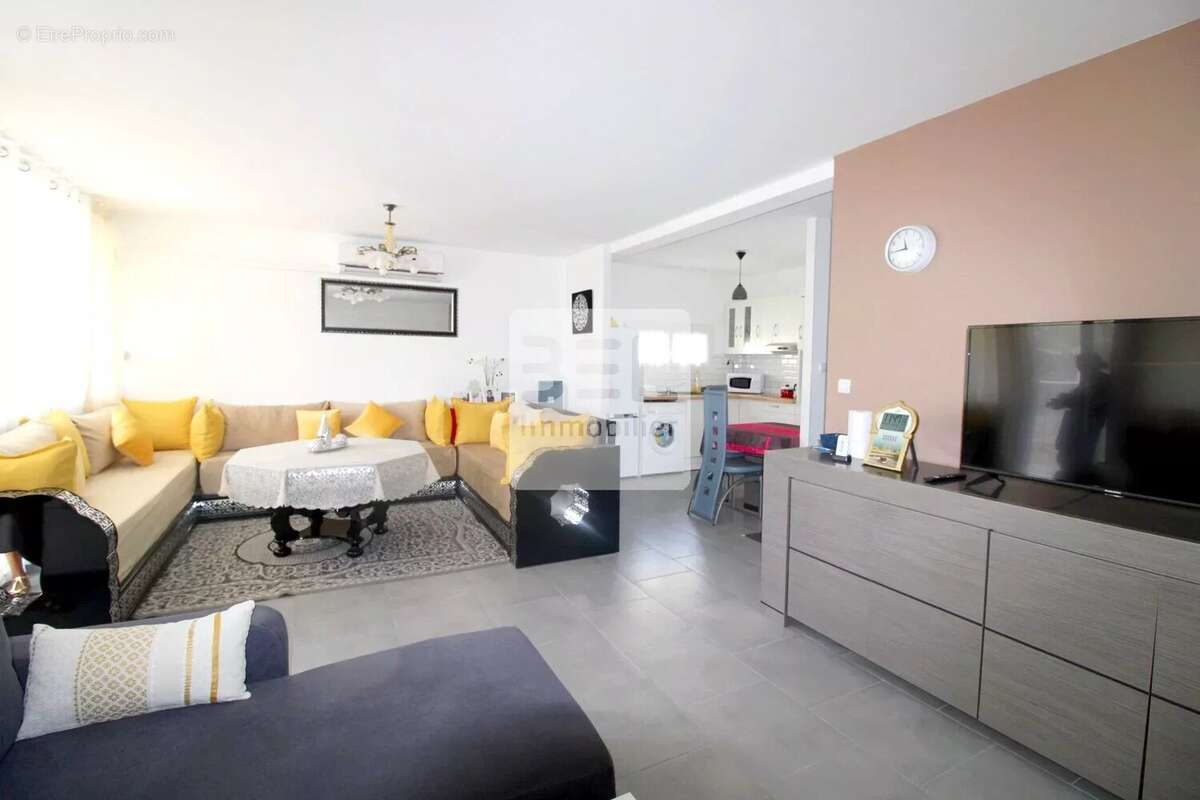 Appartement à BAGNOLS-SUR-CEZE