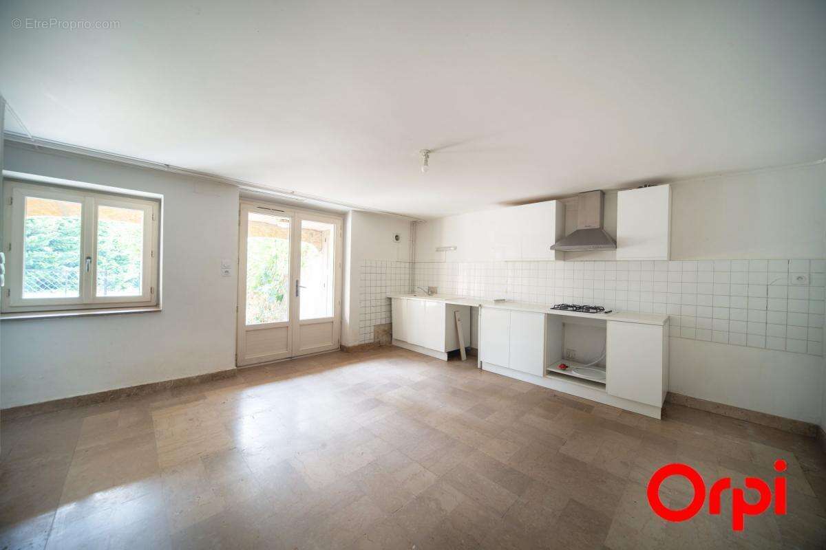 Maison à VARENNES-LES-MACON