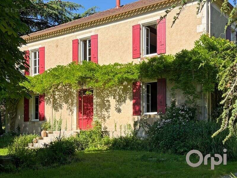 Sur une parcelle de plus de 11 hectares, maison de caractère avec ses dépendances - photo 3