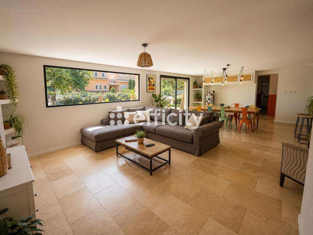 Maison 153 m² à Saint-Maximin-La-Sainte-Baume  - photo 4