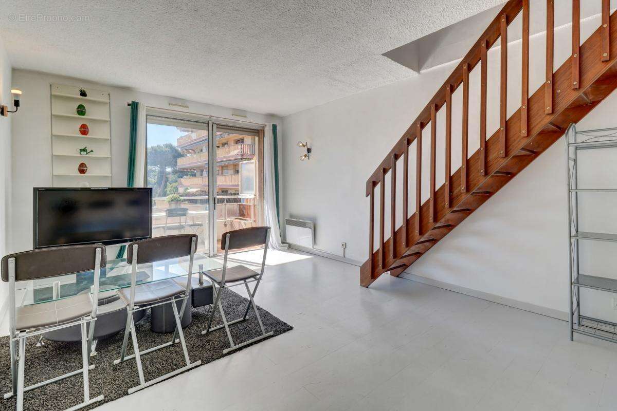 Appartement à SAINT-LAURENT-DU-VAR