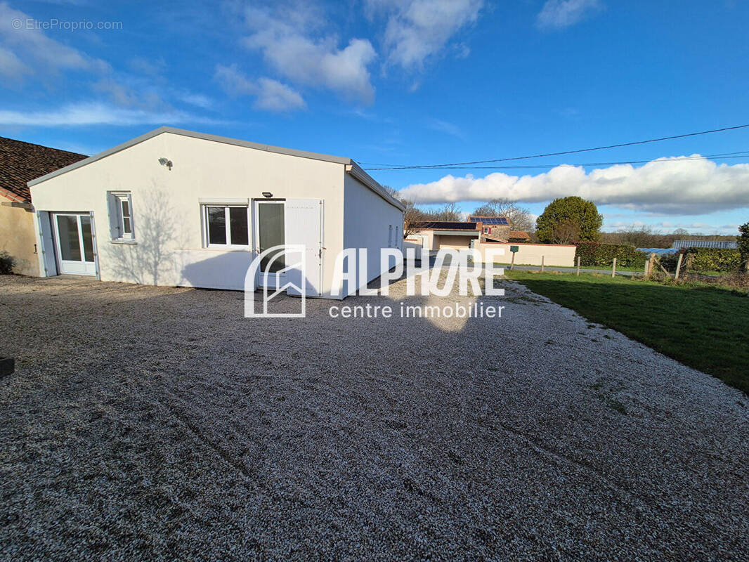 Maison à LA CHAIZE-LE-VICOMTE