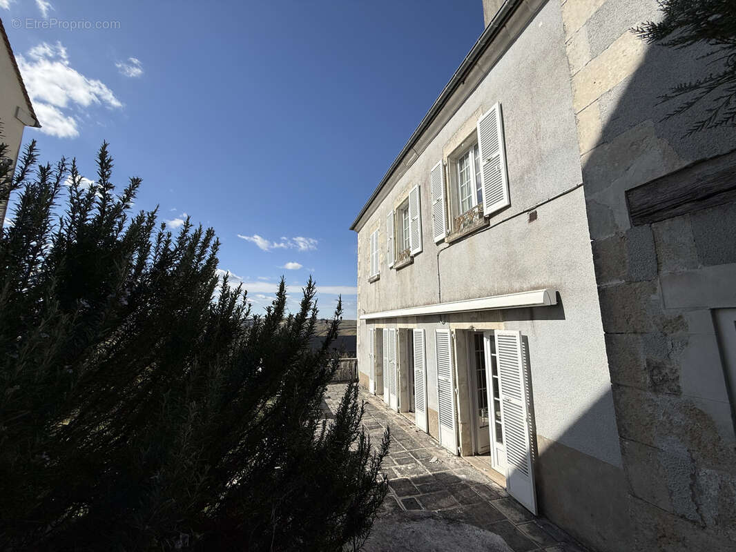 SANCERRE vue et exposée plein sud, elle offre une belle luminosité ! - photo 3