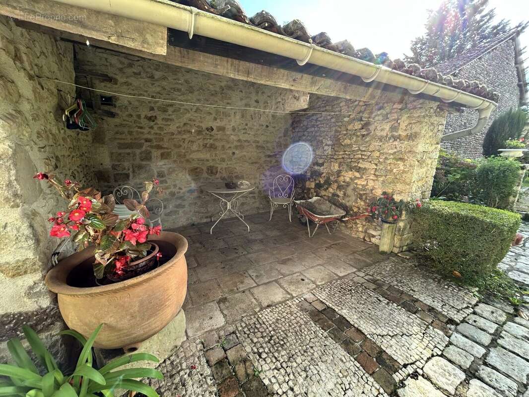 Maison 187 m² à Saint-Claud  - photo 4