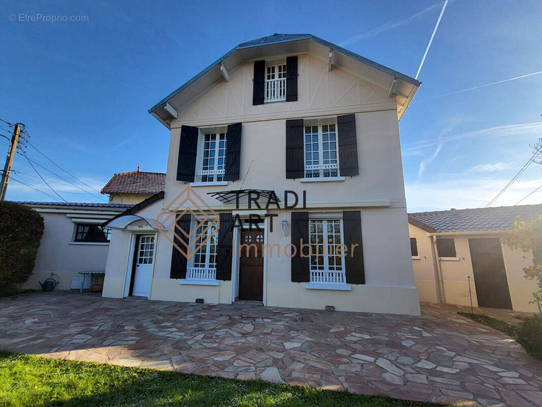 Maison à SAINTE-GENEVIEVE-DES-BOIS