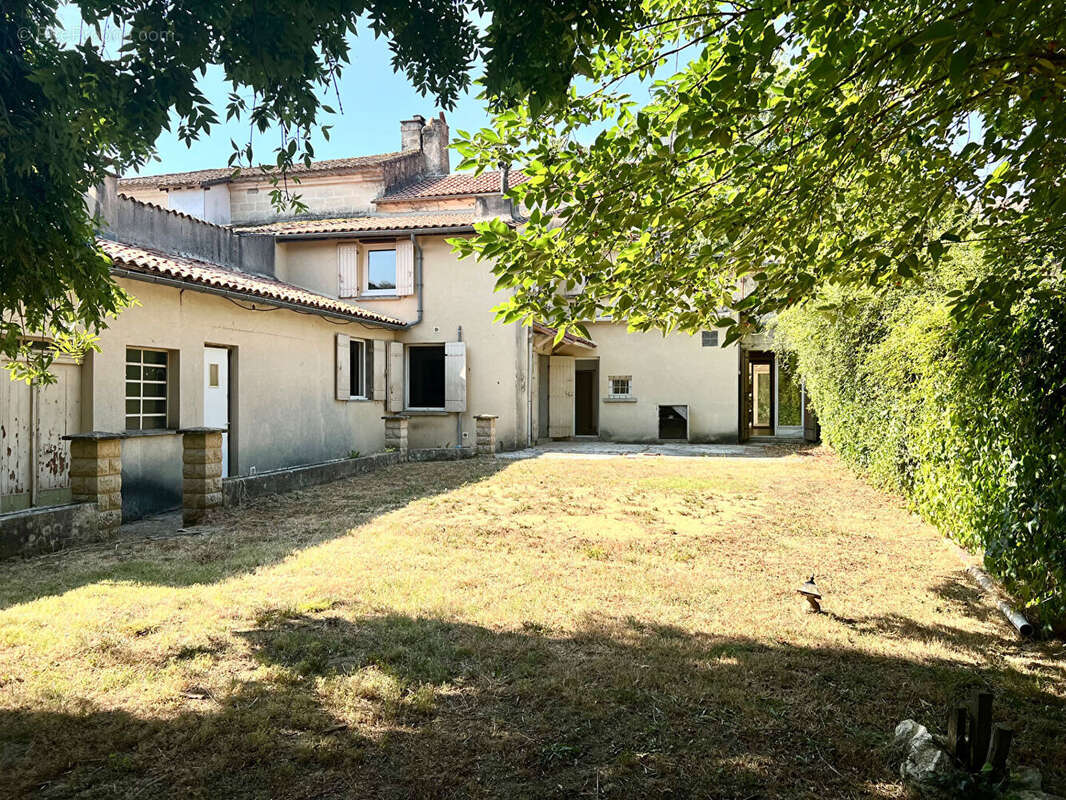 Maison en pierre dans un village en bord de rivière - photo 3