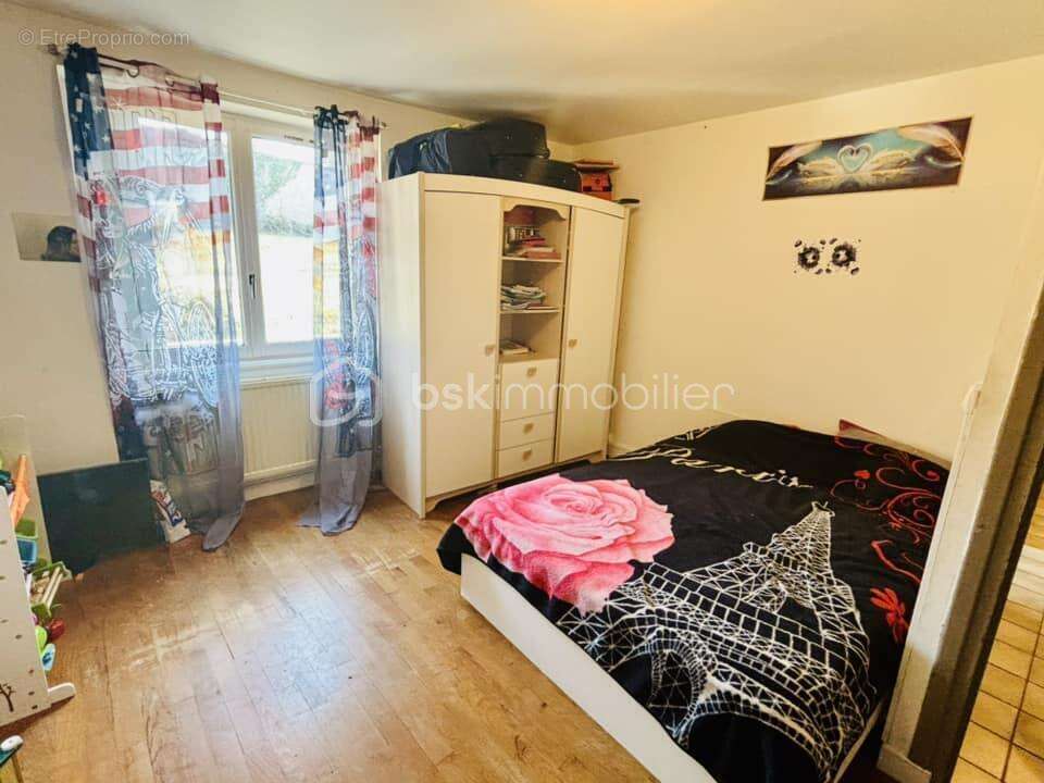 Appartement à COURS-LA-VILLE