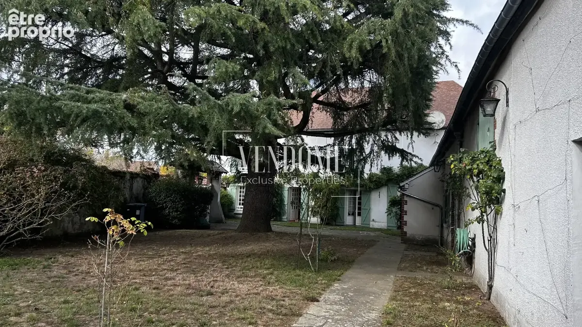Coulombs   Authentique maison de caractère du XIX? siècle avec dépendances et jardin arboré. - photo 11