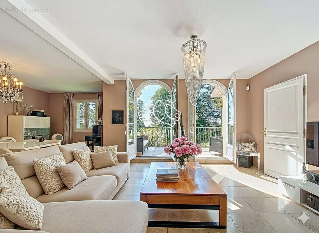 Maison 210 m² à Rillieux-La-Pape  - photo 2