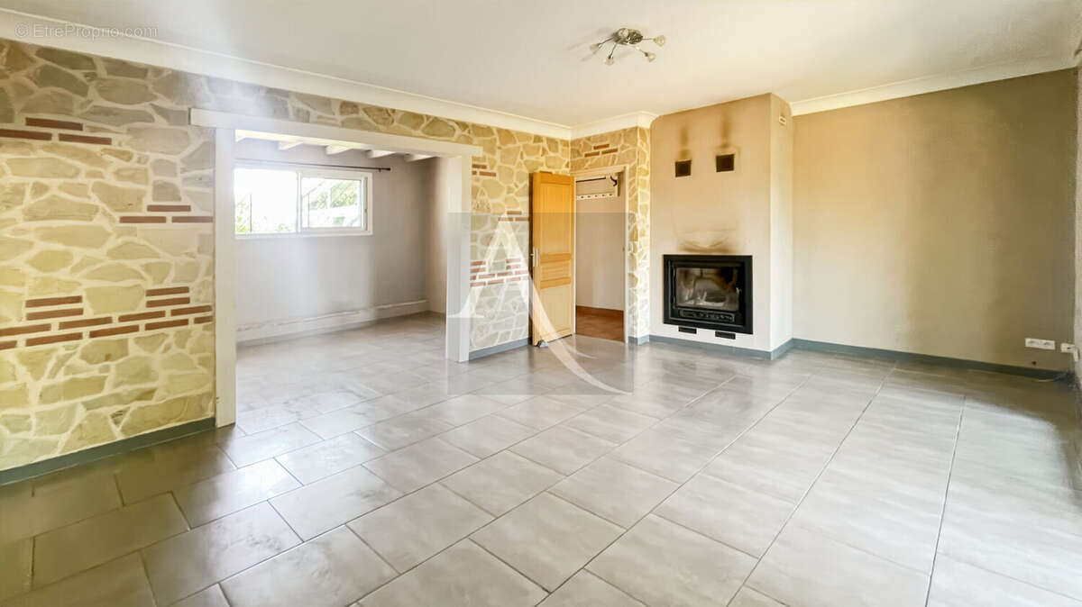 Maison avec dépendances, piscine et terrain plat - 3 chambres - 1 bureau - photo 6