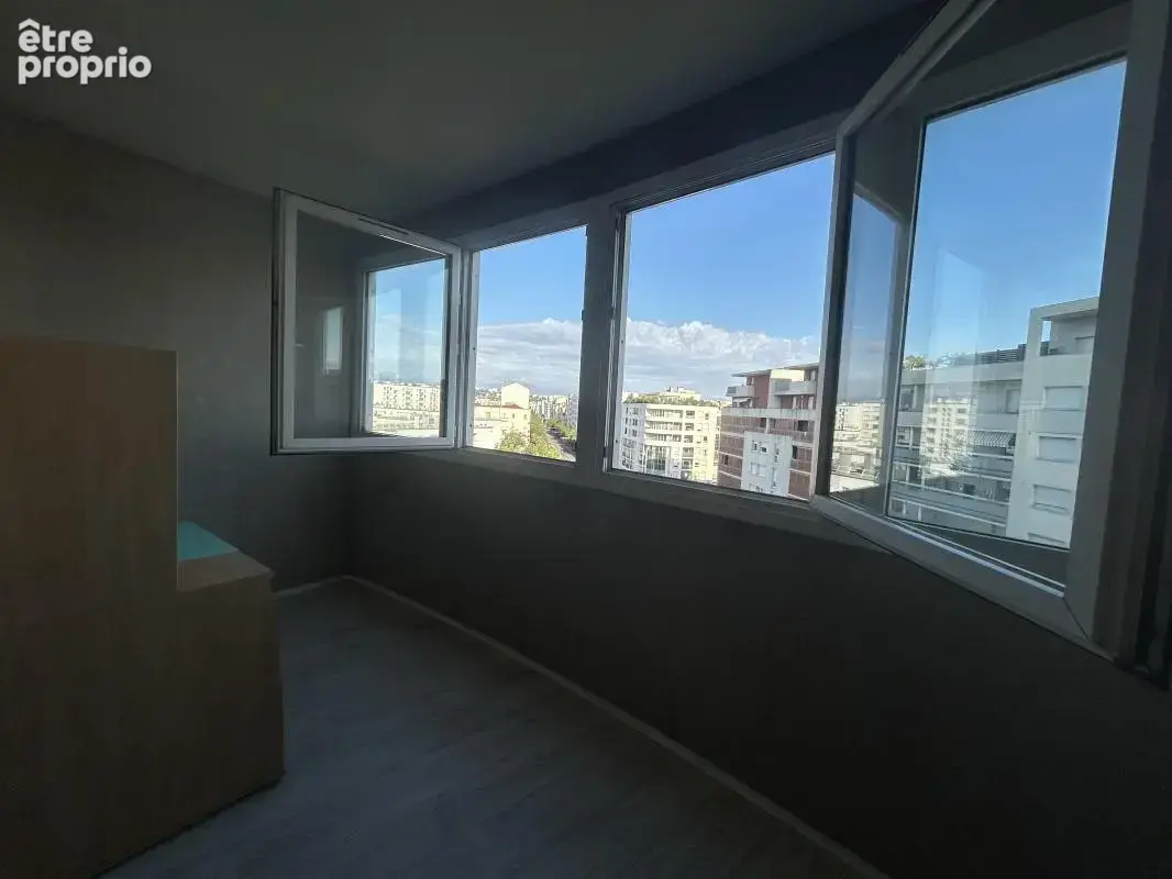 T2 lumineux en étage élevé — Loggia, vue dégagée, tramway au pied - photo 7