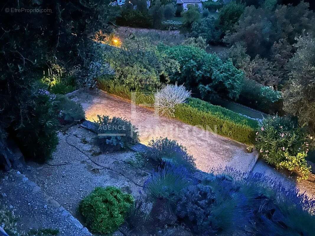 Maison à CHATEAUNEUF-GRASSE