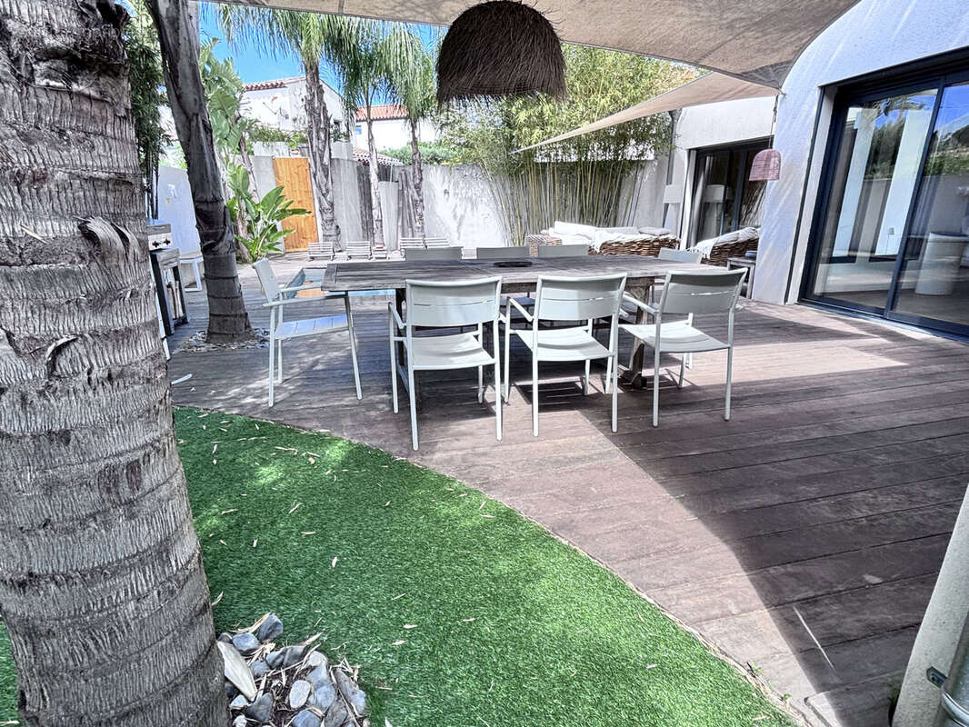 Maison à SAINT-CYR-SUR-MER