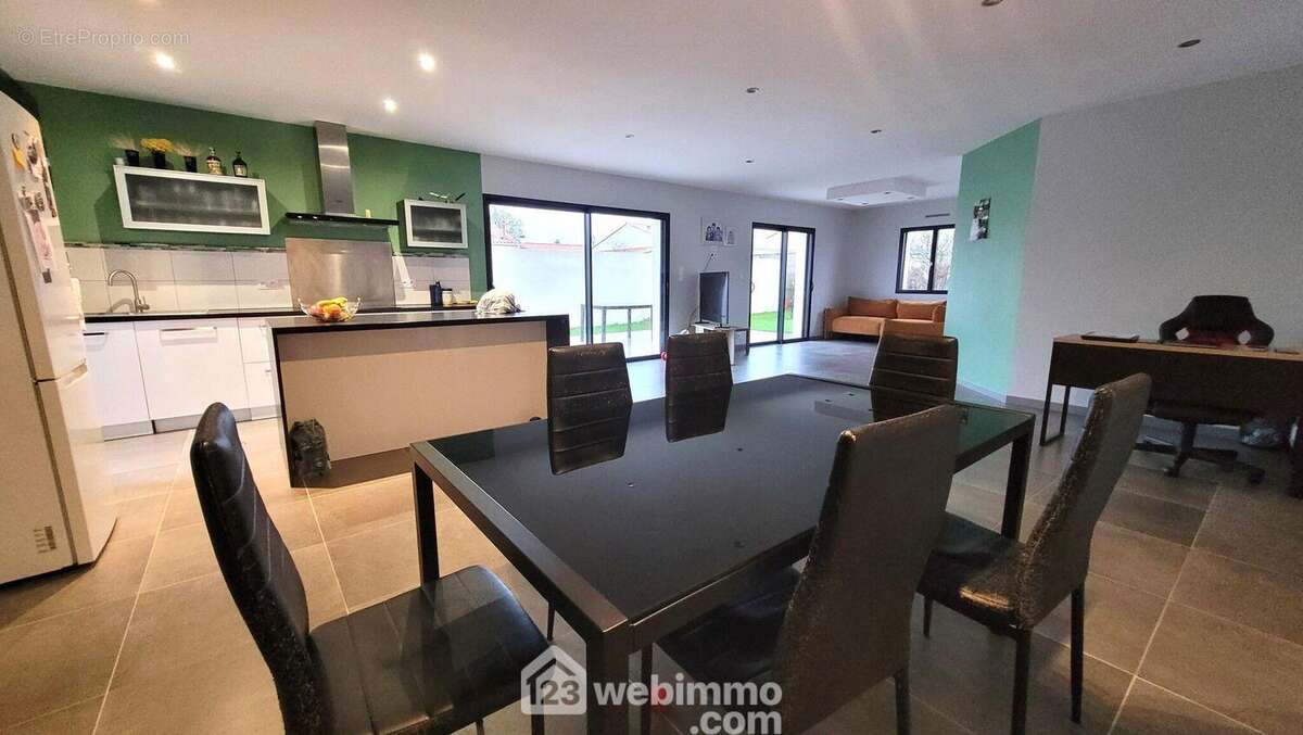 Une superbe pièce de vie de 59m² - Maison à LE BERNARD