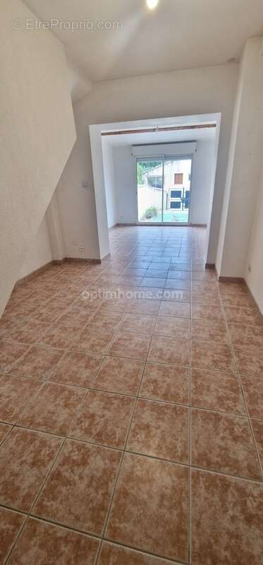 Rez de jardin t2 avec 2 places de parking! - photo 2