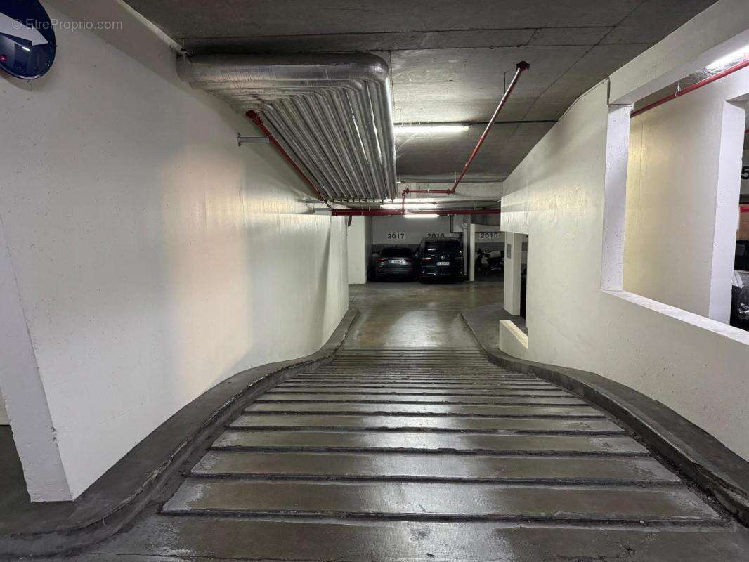 Parking à PARIS-2E