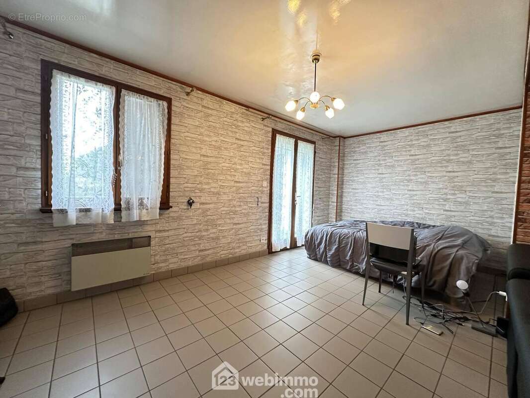 Vous bénéficiez d'un accès sur l'extérieur - Maison à CHAMBRY