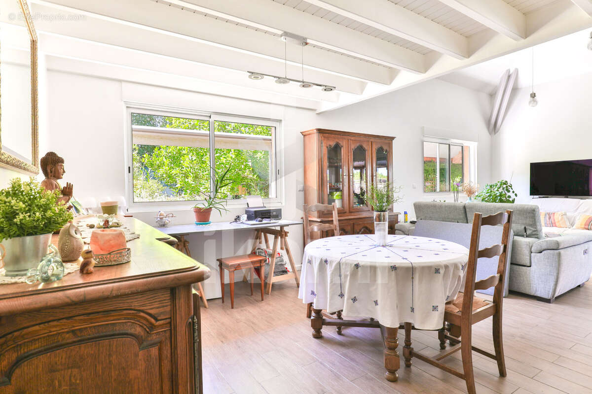 Superbe propriété avec piscine, dépendances et jardin paysager à deux pas des commodités - photo 6
