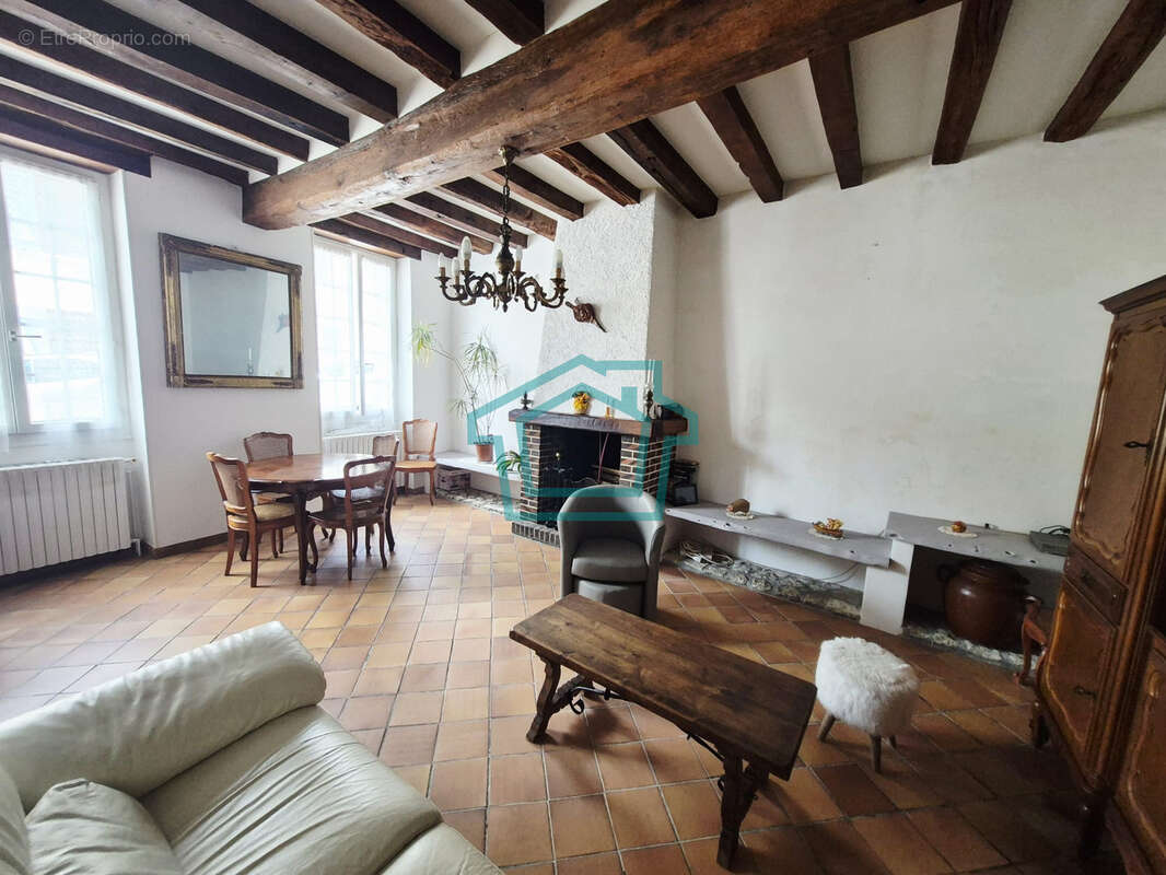 Maison à HOUDAN
