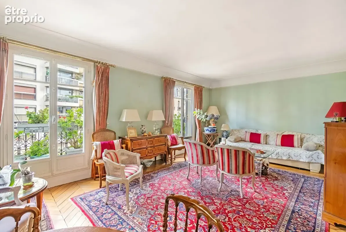 Emplacement prestigieux - haussmannien - etage eleve - balcon - photo 2
