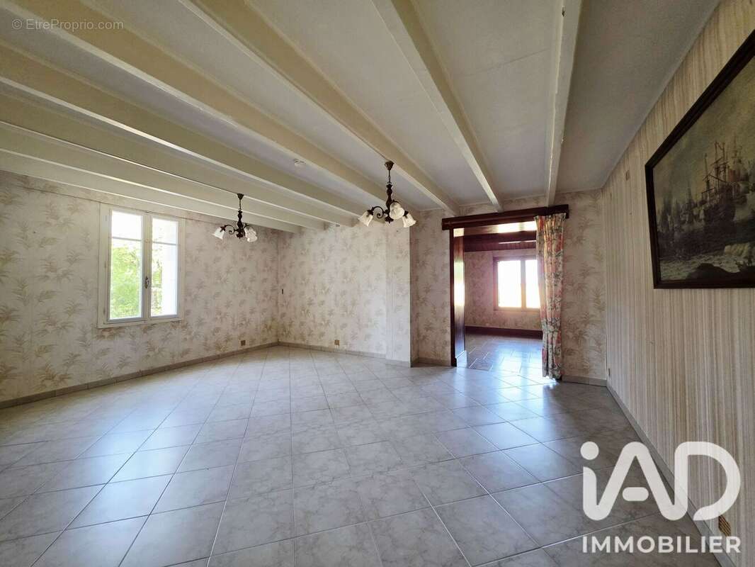 Maison 176 m² à Saint-Cybardeaux  - photo 4