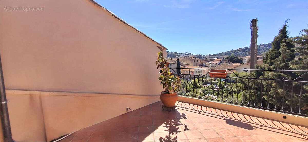 Appartement à VALLAURIS