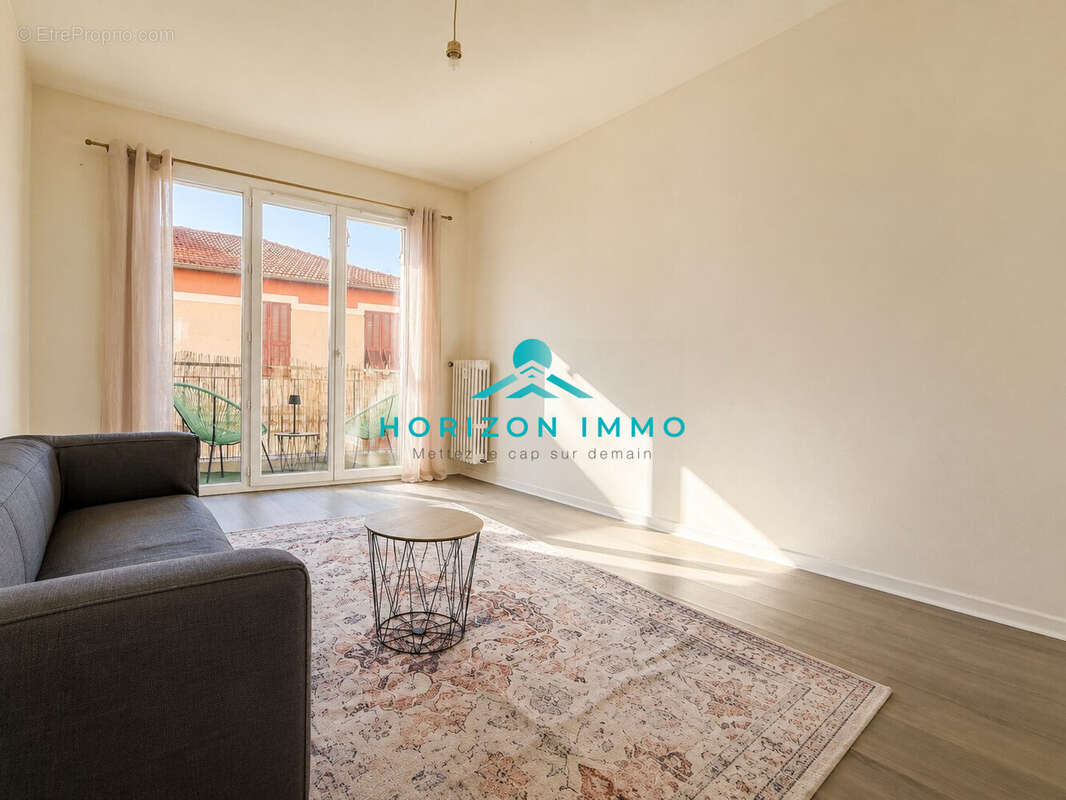 Appartement à SAINT-LAURENT-DU-VAR