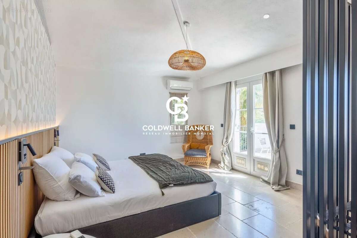 Située dans un domaine privé et sécurisé d’Agay à Saint-Raphaël, opportunité d’investissement rare sur la Côte d’Azur, alliant e - photo 29