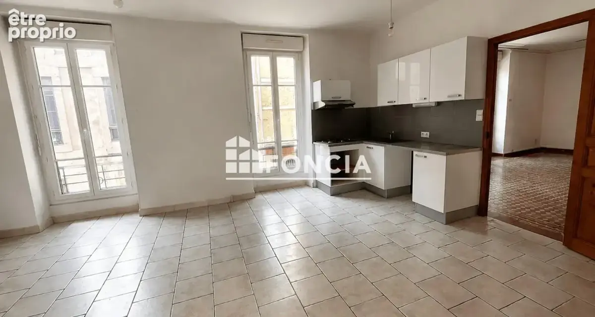 En vente Nîmes Centre Ville T5 / - photo 2