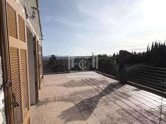 Maison à TOURRETTES