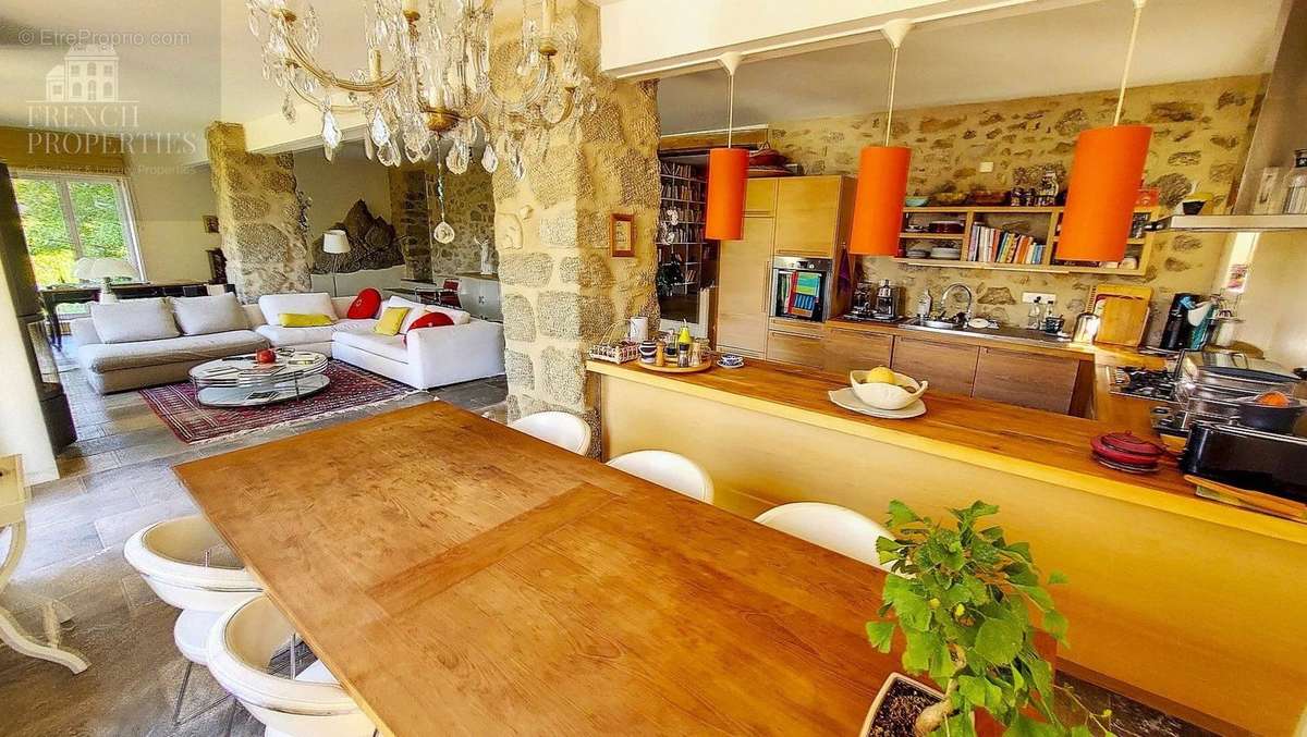 Maison à SAINT-LAURENT-DE-CERDANS