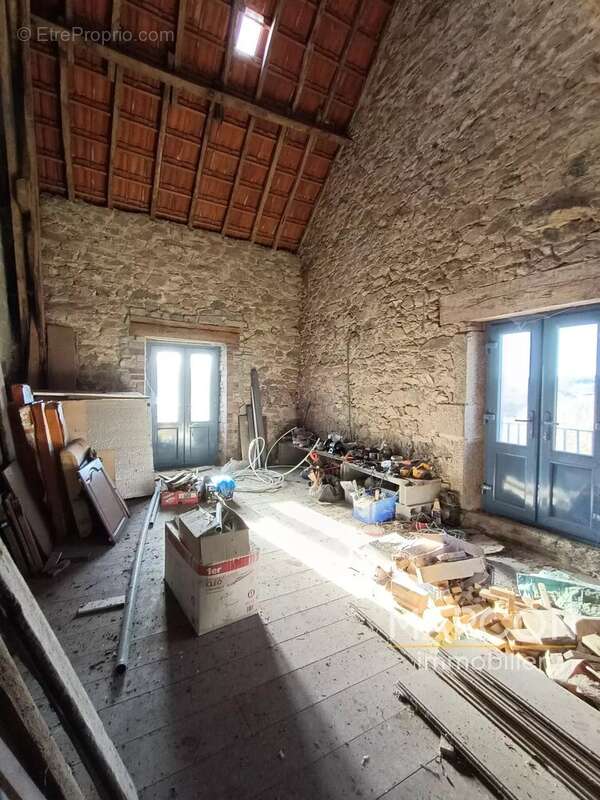 Maison à SAINT-HILAIRE-LE-CHATEAU