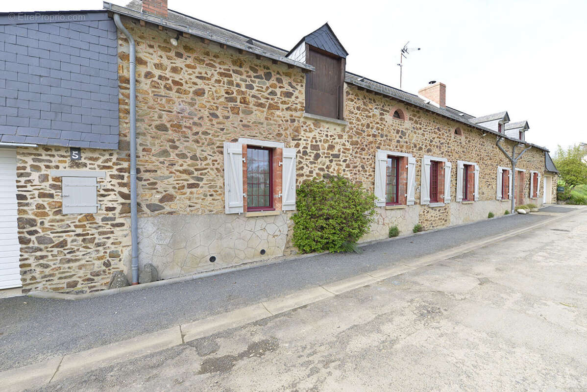 Maison à FROMENTIERES